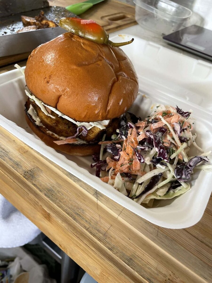 Pulled pork sandwich with slaw
